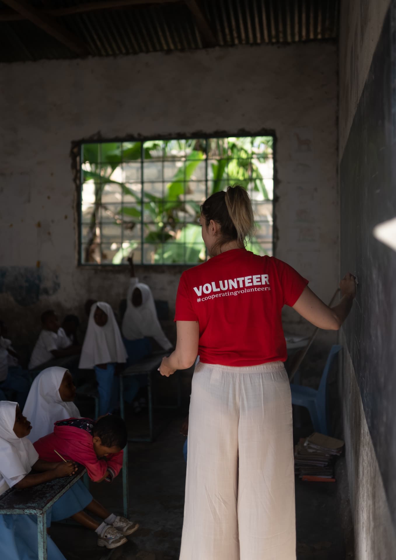 Voluntaria de Cooperating Volunteers en un aula